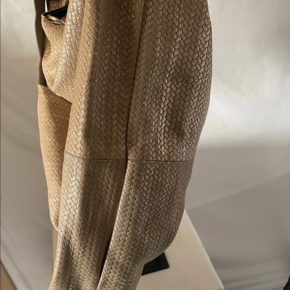 Chic Woven Hobo Bag in Metallic Gold